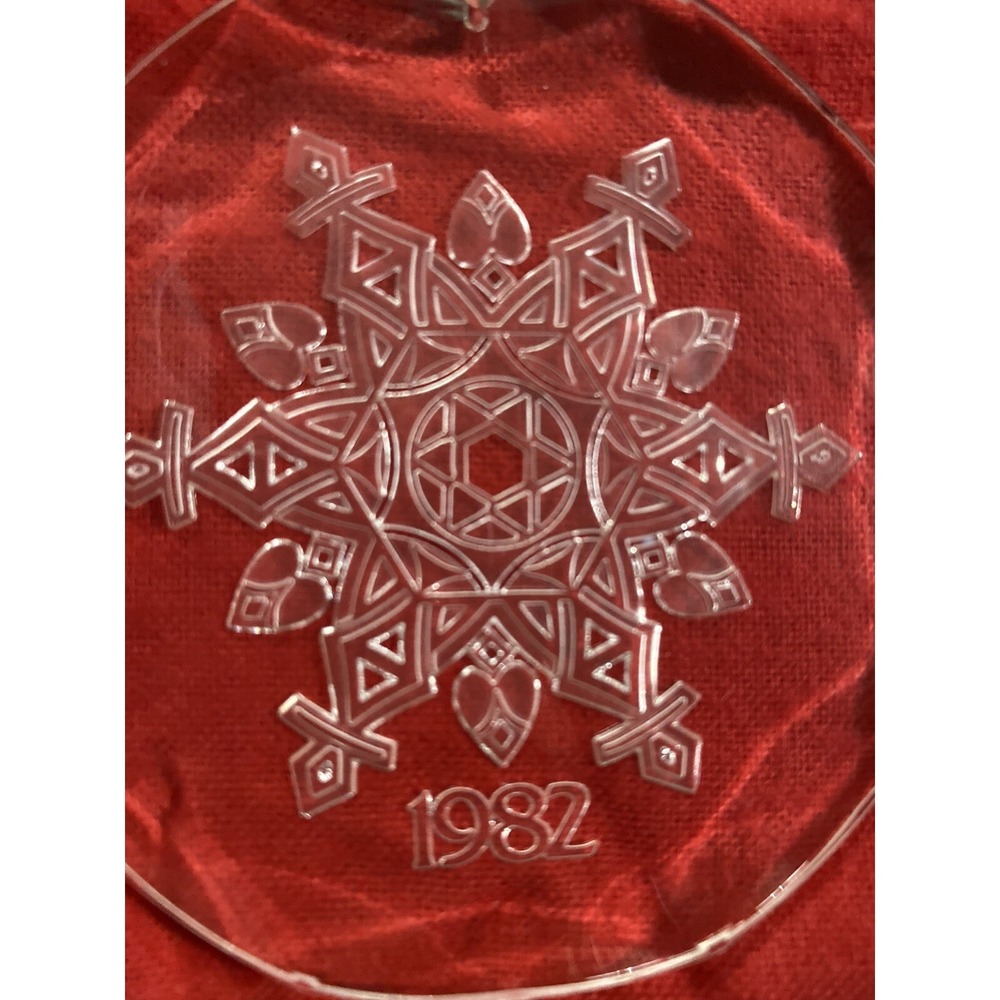 Christmas Treasures A 1982 Collectors' Ornament - Snow Flake
